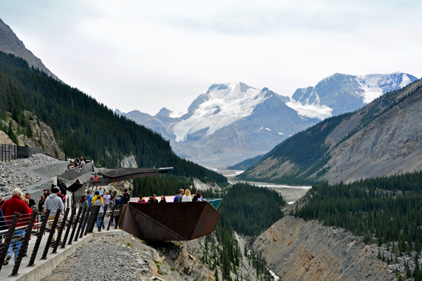 Approaching the Glacier Skywalk